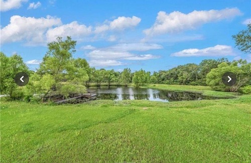 Navasota Cabina | Cozy private room in charming cabin on 20 acre farm