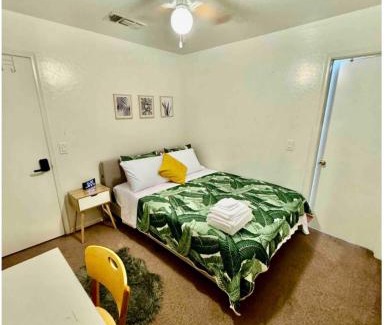 Trailwood Casa | Cozy Private room with Shared bathroom Inside a house