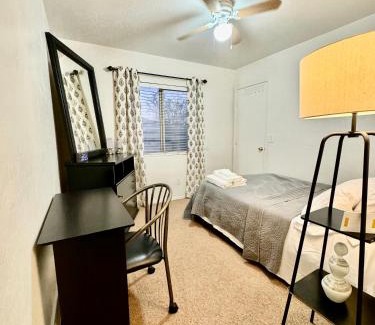 Trailwood Casa | Cozy Private room with Shared bathroom Inside a house
