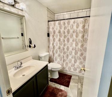 Trailwood Casa | Cozy Private room with Shared bathroom Inside a house