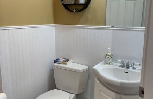 Armstrong Cama Y Desayuno | Cozy & Private Self-Contained Suite in Armstrong