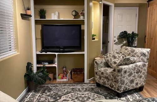Armstrong Cama Y Desayuno | Cozy & Private Self-Contained Suite in Armstrong