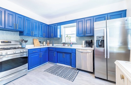Evanston Casa | Cozy Private & Spacious 6-bedroom Duplex with Parking in charming Evanston