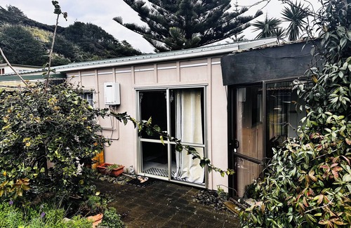 Te Akau Apartamento | Cozy Private Studio – 100m from the Beach | Port Waikato, NZ