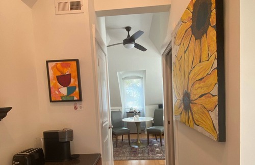 Old Irving Park Apartamento | Estudio acogedor y privado en un entorno privado, seguro y arbolado