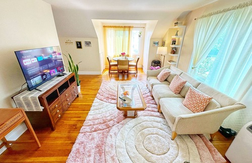 Grosse Pointe Casa | Cozy, Private-Entry Loft Located within Walking Distance to Everything!