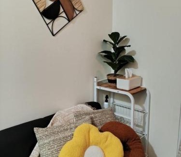 Project 4 Apartamento | Cozy QC Condo with Karaoke Pool & Fast WiFi