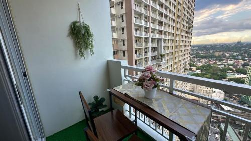 Project 4 Apartamento | Cozy QC Condo with Karaoke Pool & Fast WiFi