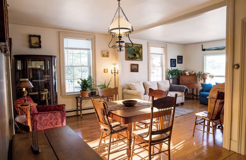 Godmanchester Otro | Cozy Quebec Farmhouse Retreat — Firepit, Meadow Views & Starry Nights