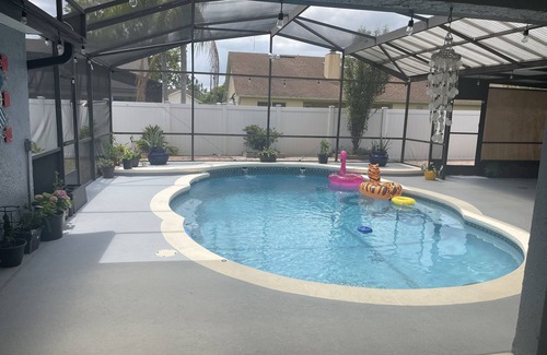 Orlando Casa | Cozy Queen Bedroom near to MCO, Conventions C. Parks, Shopping area and more.