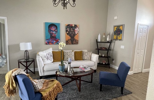 Orlando Casa | Cozy Queen Bedroom near to MCO, Conventions C. Parks, Shopping area and more.