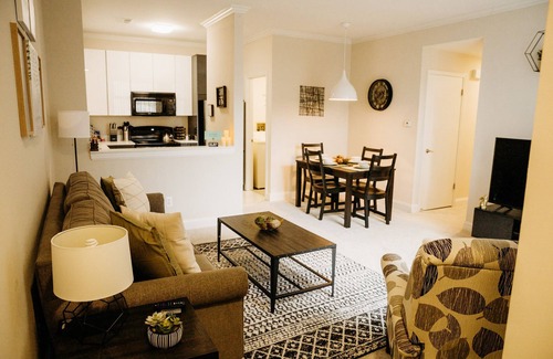 Novi Apartamento | ⭐️Cozy&Quiet 2 bedroom. King bed Hot Tub Pool🐕⭐️