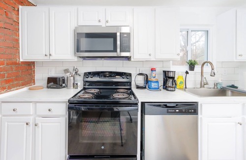 Pittsburgh Apartamento | Cozy & Quiet 2-Bedroom Retreat in Pittsburgh with WiFi and Parking