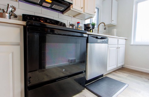 Pittsburgh Apartamento | Cozy & Quiet 2-Bedroom Retreat in Pittsburgh with WiFi and Parking