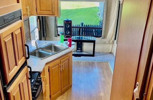 Cranston Casa | COZY QUIET GETAWAY MINUTES FROM THE CITY