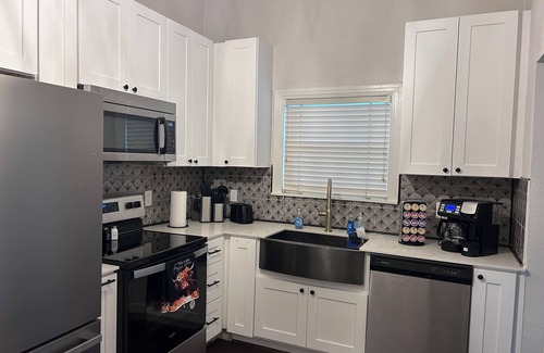 Arlington Heights Casa | Cozy quiet home for family & friends off of old historical Camp Bowie.
