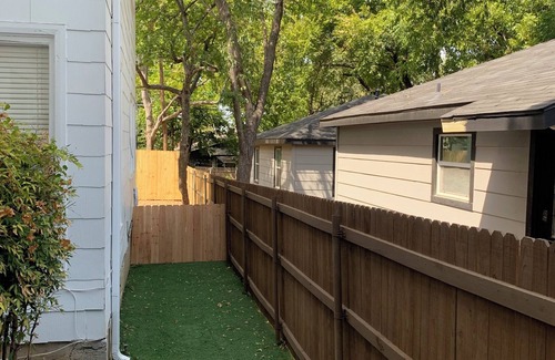 Arlington Heights Casa | Cozy quiet home for family & friends off of old historical Camp Bowie.
