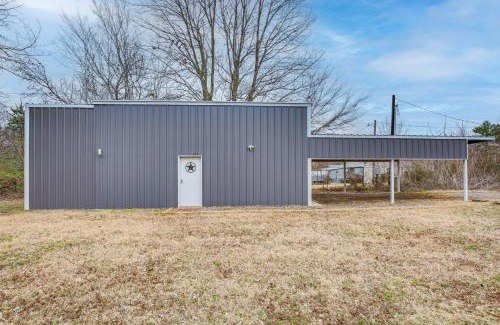 Quitman Casa | Cozy Quitman Fishing Cabin Near Lake Fork!
