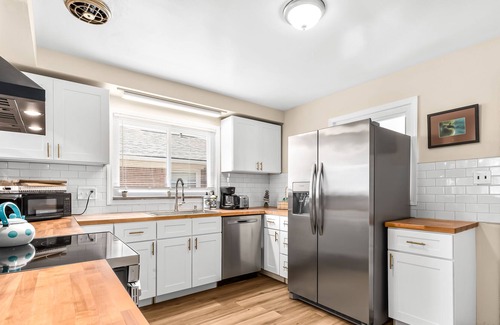 Grosse Pointe Casa | Cozy Ranch Home a Walk from St John's Hospital!