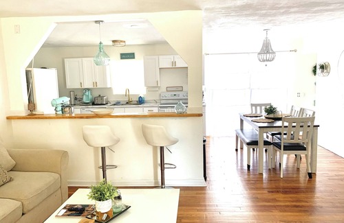 Northwest Casa | Cozy Ranch Home, Centrally Located near Chicks Beach!