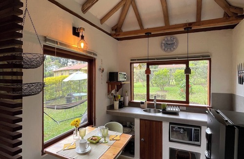Villa de Leyva Cabaña | Refugio acogedor con jardín privado y vista a las montañas de Villa de Leyva.