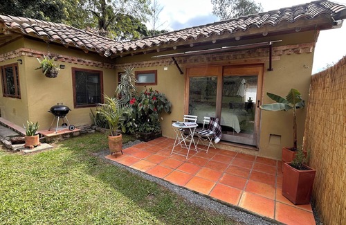 Villa de Leyva Cabaña | Refugio acogedor con jardín privado y vista a las montañas de Villa de Leyva.