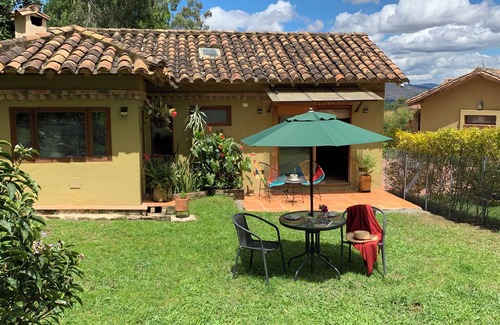 Villa de Leyva Cabaña | Refugio acogedor con jardín privado y vista a las montañas de Villa de Leyva.