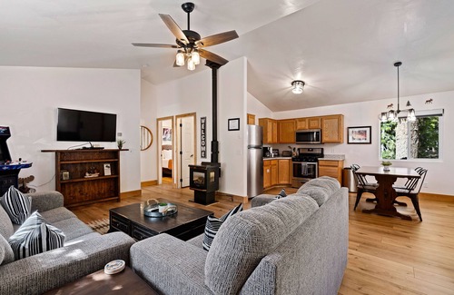 Duck Creek Village Cabina | Cozy & Renovated 2BR Moose Cabin in the Forest