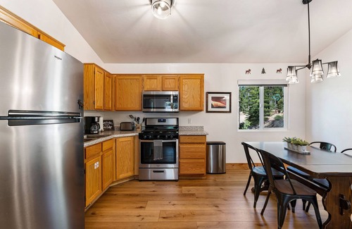 Duck Creek Village Cabina | Cozy & Renovated 2BR Moose Cabin in the Forest