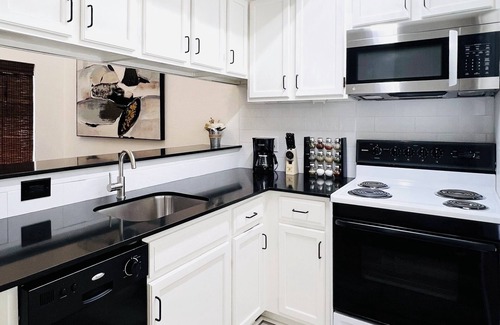 West Campus Apartamento | Cozy Renovated 2 Bedroom Apt Near Downtown