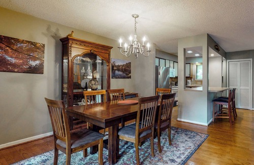 Sapphire Apartamento | Cozy renovated townhome with mountain views in Sapphire, North Carolina!