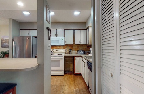 Sapphire Apartamento | Cozy renovated townhome with mountain views in Sapphire, North Carolina!