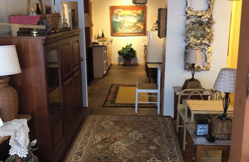 Toledo Apartamento | Cozy retreat brushed by whimsy.