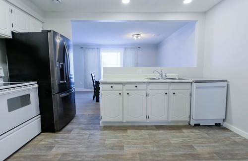 Dashwood Casa | Cozy Retreat by the Lake - Perfect for Families and Groups