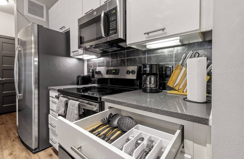 Chestnut Apartamento | Cozy Retreat Close to Capitol & LBJ Library - WiFi