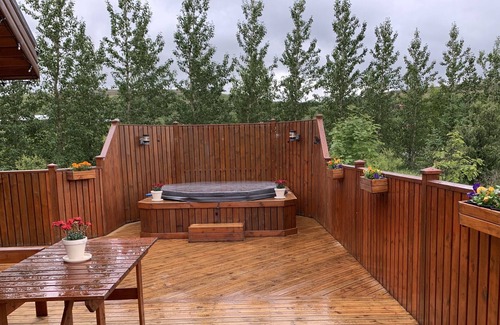 Akranes Cabaña | Cozy Retreat Home with Jacuzzi
