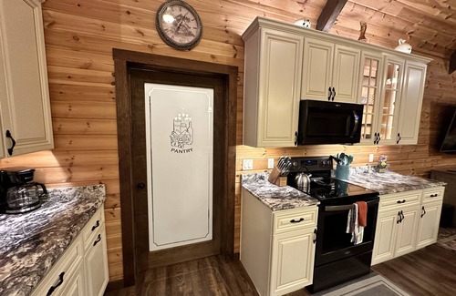 Shenandoah Casa | Cozy Retreat - Hot tub - Fire Pit - Game Room - 4 King Bedrooms