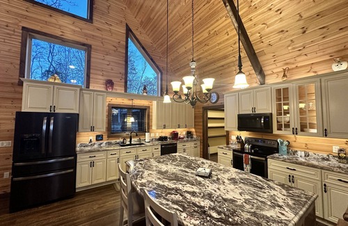 Shenandoah Casa | Cozy Retreat - Hot tub - Fire Pit - Game Room - 4 King Bedrooms