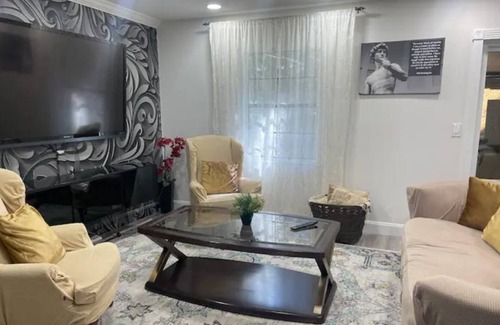 Ballast Point Casa | Cozy Retreat in the Heart of the City.