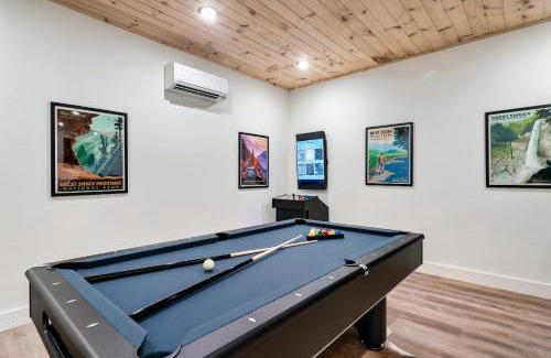 Sevierville Casa | Cozy Retreat Luxurious stay with Pool & Hot Tub