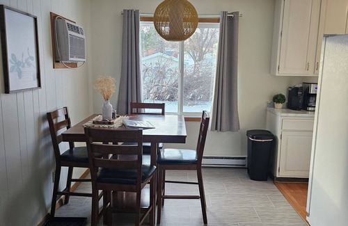 Lisbon Casa | Cozy Retreat near main street. Charming 3-bedroom house in lovely Lisbon.
