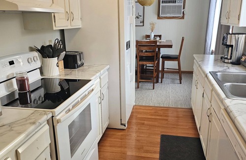 Lisbon Casa | Cozy Retreat near main street. Charming 3-bedroom house in lovely Lisbon.