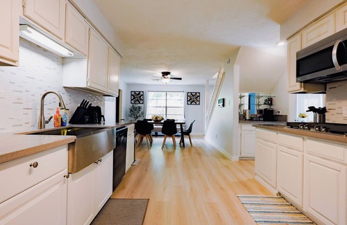 Riverside Terrace Casa | Cozy Retreat near NRG stadium & Medical Center - Patio Grill - Pet Friendly