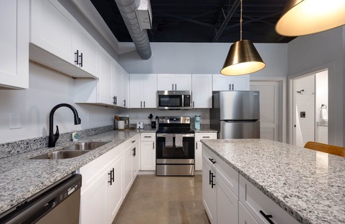 Nashville Condominio | Downtown Nashville Loft – Sleeps 2, Pets-8 Min BNA