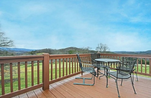 Sparta Casa | Cozy Retreat with 360° Mountain Views