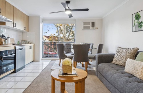 Crows Nest Apartamento | Cozy Retreat with Balcony in Crows Nest