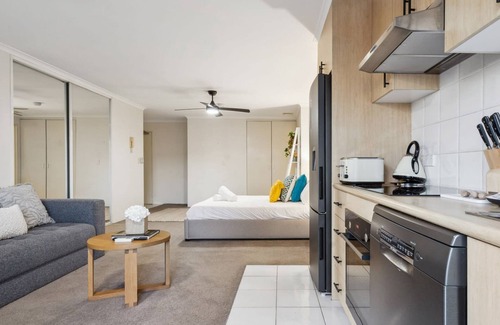 Crows Nest Apartamento | Cozy Retreat with Balcony in Crows Nest
