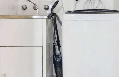 Crows Nest Apartamento | Cozy Retreat with Balcony in Crows Nest