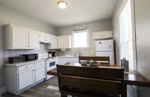 San Jacinto Cabaña | Cozy Retreat with Large Game Room. Only Minutes to the Beach and the Strand.