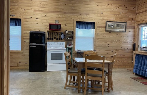 Gretna Cabina | Cozy retreat with lots of room for outdoor activities.